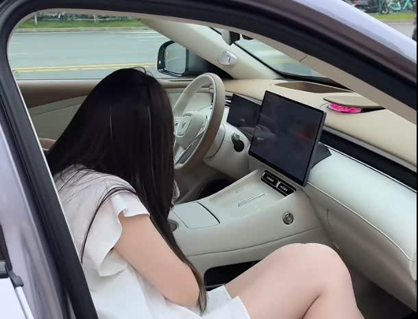 岚图FREE中大型SUV内饰曝光，搭载华为鸿蒙座舱5系统