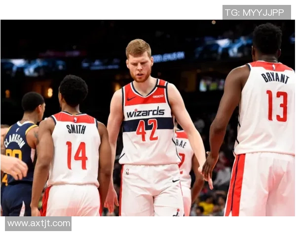 好在没耽误多久!热火魔术开赛前篮筐歪了 紧急维修好